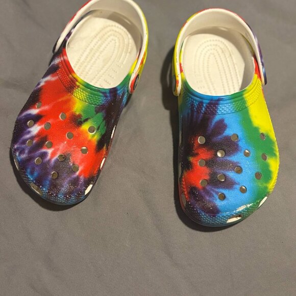 🎉 FOR SALE: Kids' Crocs – Size J1 – Tie-Dye Blast! 🎉 - Picture 5 of 7